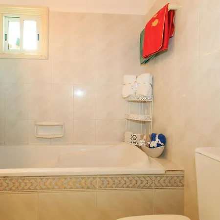 فيلة Constantinos